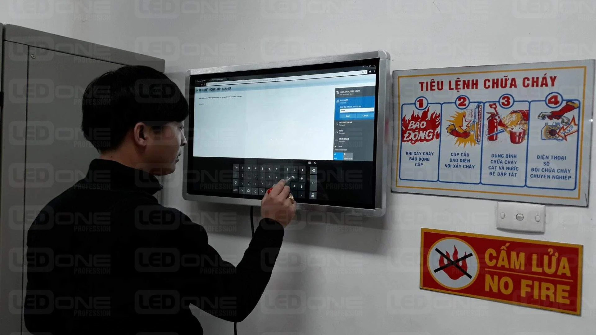 Màn hình cảm ứng LCD SAMSUNG / LG treo tường 55 inch