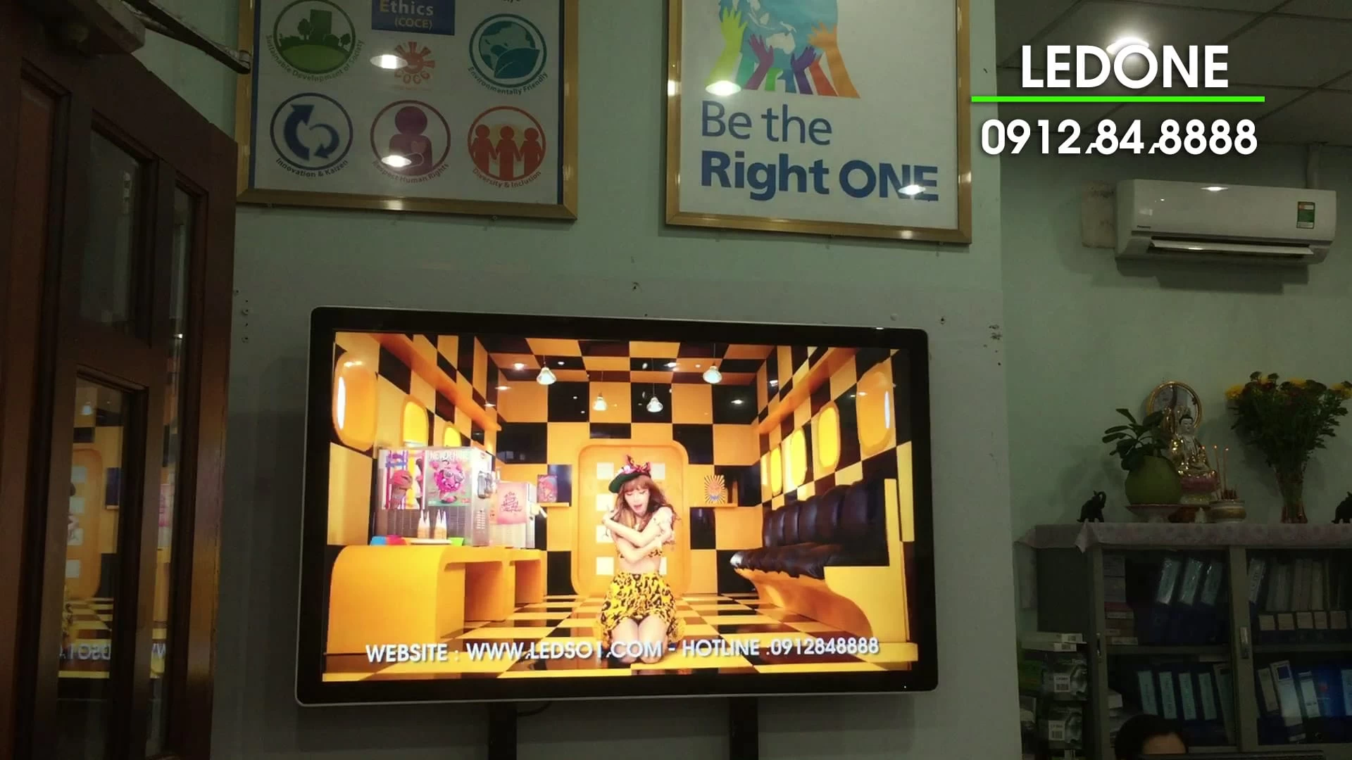Thi công màn hình quảng cáo chân đứng 43 inch tại BIDV  