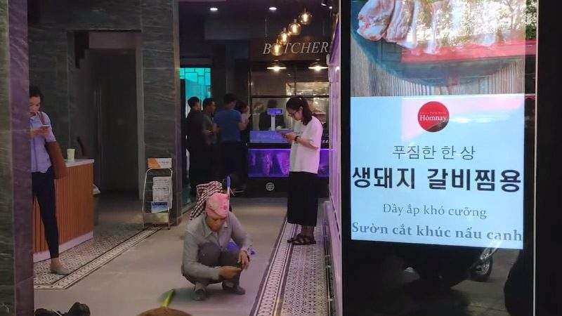 Thi công màn hình quảng cáo chân đứng 49 inch nhà hàng Hàn Quốc  