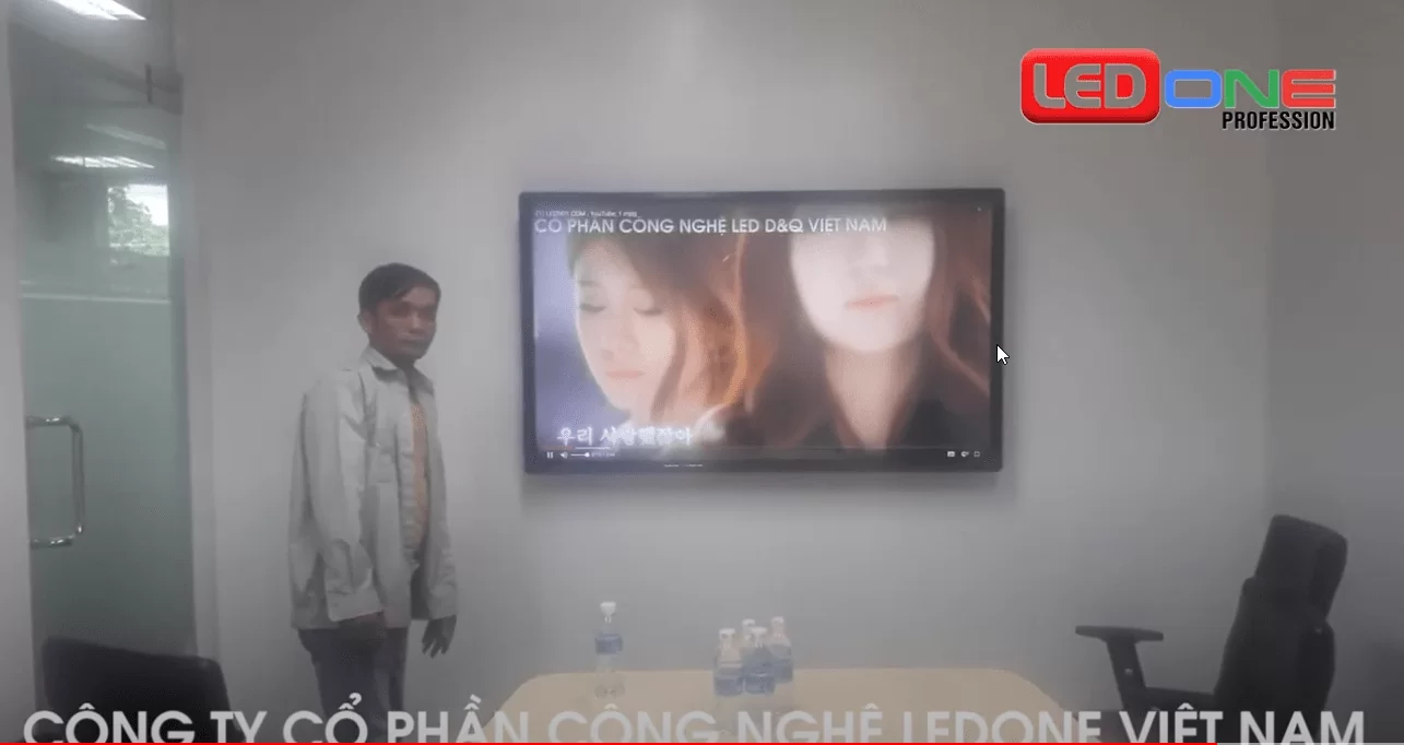 Màn hình quảng cáo LCD treo tường 86 inch SAMSUNG / LG  
