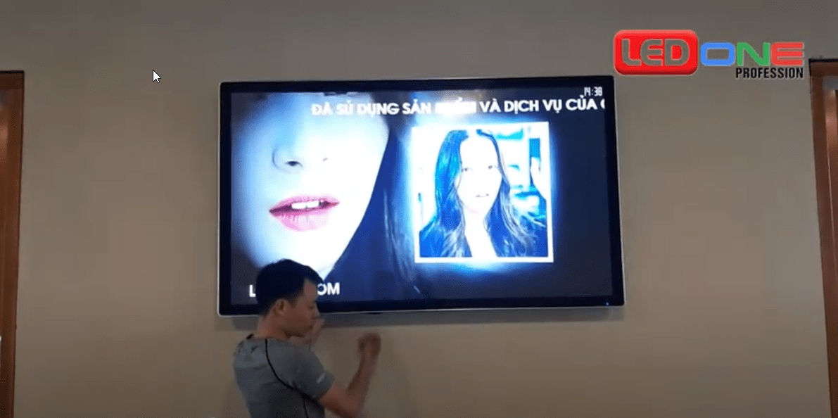 Thi công màn hình quảng cáo chân đứng 65 inch tại Lotte Liễu Giai  