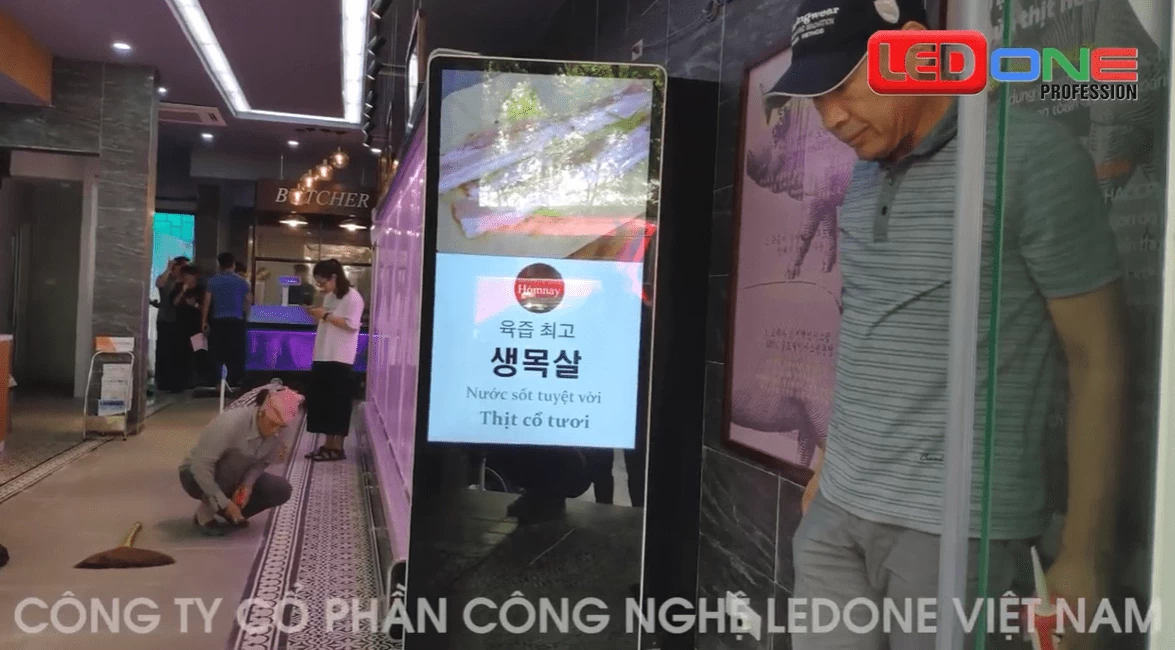 Giải pháp màn hình quảng cáo LCD chân đứng tại sân bay, nhà ga  