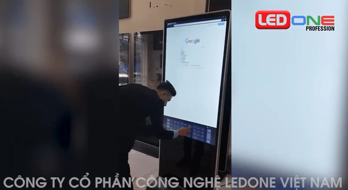 Màn hình quảng cáo LCD SAMSUNG / LG chân đứng 65 inch  