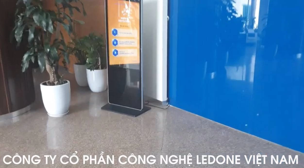 Thi công màn hình quảng cáo chân đứng 55 inch tại KCN Yên Quang tỉnh Hòa Bình  