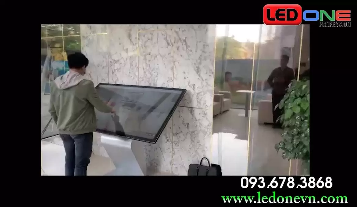 Màn hình quảng cáo LCD SAMSUNG / LG treo tường 70 inch  