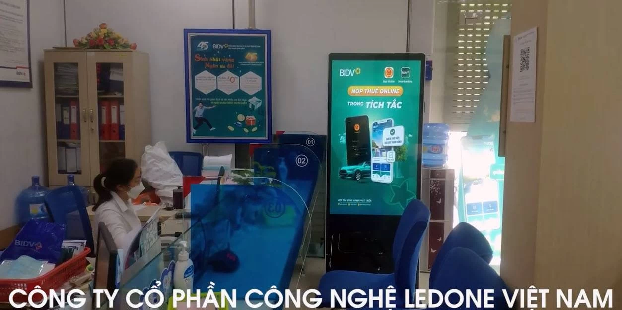 Công trình lắp đặt màn hình quảng cáo LCD 55 inch chân đứng chợ Hàng Da - Hà Nội  