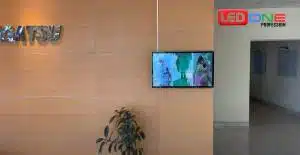 Vận chuyển lắp đặt màn hình LCD quảng cáo 32 inch treo tường tại Eurotile Center  