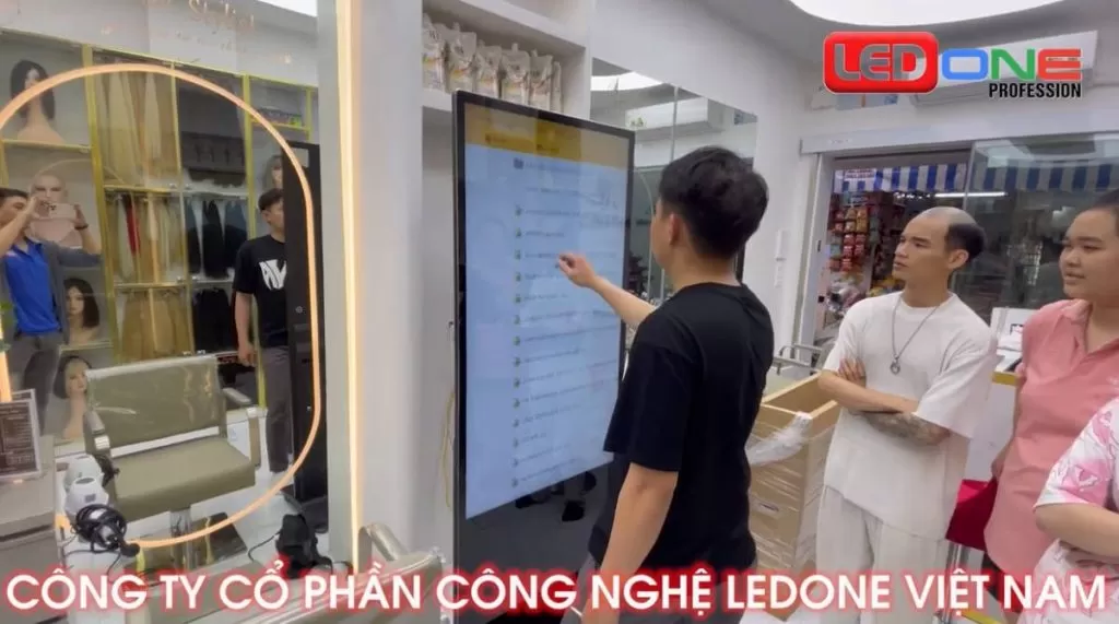 Lắp đặt màn hình quảng cáo cảm ứng 4K Shop Tóc Giả Minh Nhật  