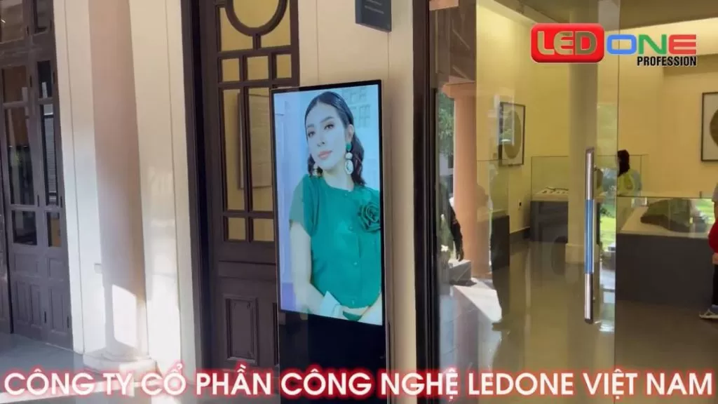 Lắp đặt màn hình quảng cáo chân đứng 55 inch wifi Bảo tàng Mỹ Thuật Việt Nam  